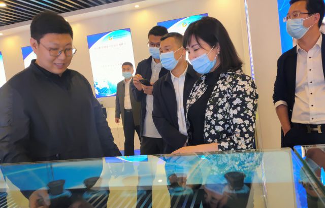 市政协副主席、市工商联主席唐世云到宝泰隆走访调研